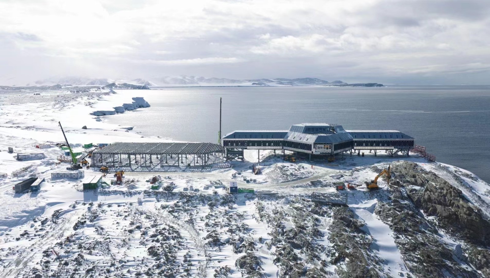 第五個(gè)南極科考站秦嶺站穿上青山“羽絨服”